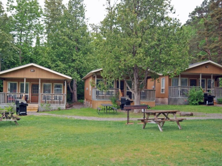 Lakeside two-bedroom cottage for summer cottage vacations at Ogopogo Resort