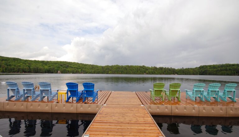 Ogopogo Resort photos: Muskoka chairs on the dock at Mountain Lake